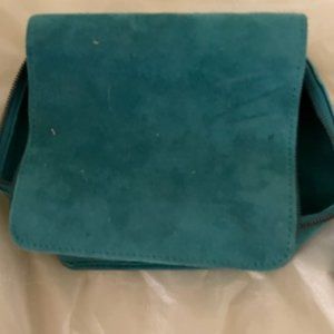 TURQUOISE SUEDE JEWELRY CASE CAN BE USED FOR TRAVELING.